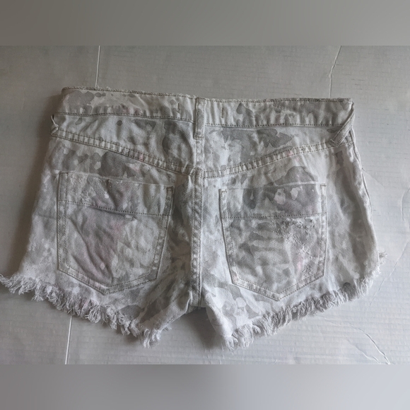 Free PEOPLE ICING WASH CUTOFF WHITE JEANS CAMO SHORTS MID-RISE SIZE 25 - Picture 7 of 13